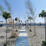 Beachfront, Tirana Willa